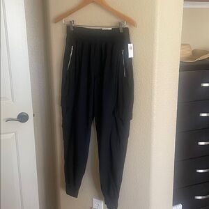Old Navy Women’s Black Cargo Jogger Pants with Zipper Pockets Size S